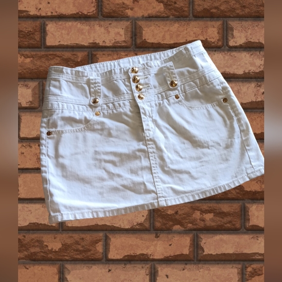 - - **BCBG MAXAZRIA WHITE DENIM SKIRT W/GOLD BUTTONS - Picture 2 of 7
